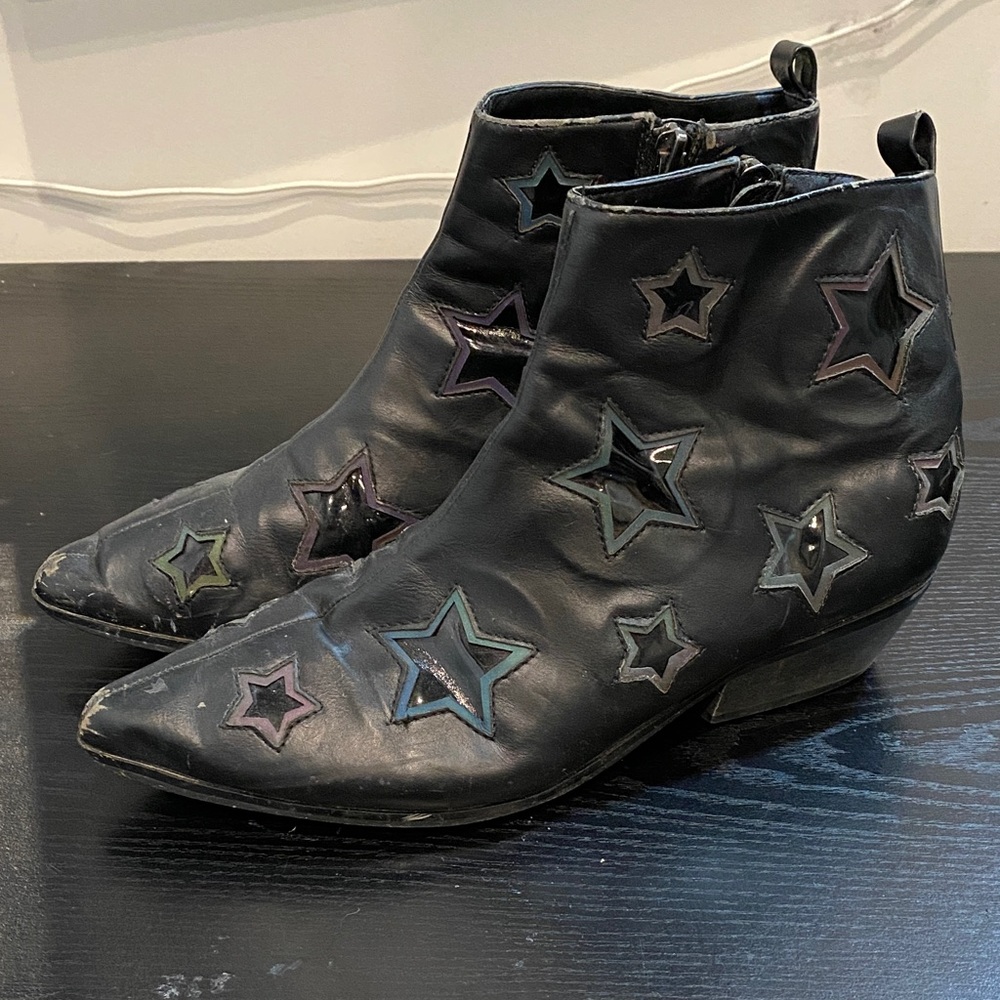 YRU Laso Stars Reflective Black Star-Patterned Ankle Pointed Boots